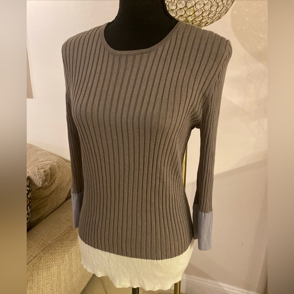 ST. John sweater size medium - Picture 2 of 4